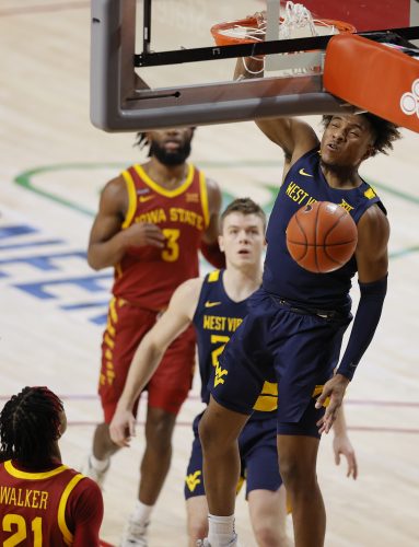 No. 17 West Virginia Holds Off Iowa State